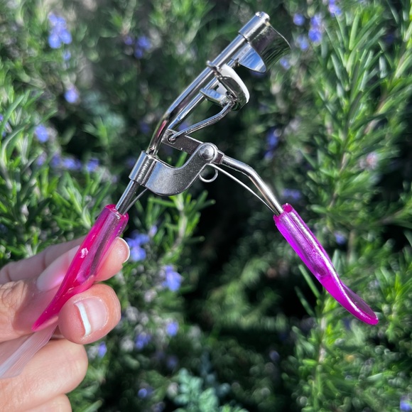Lash curler in pink blue or purple with extra lash protector FREE W/$50 purchase - Picture 1 of 6